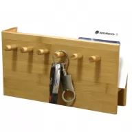 Toma fotográfica de mail stand promocional, ideal para personalización de marca.