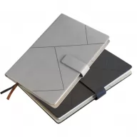 Toma fotográfica de libretas promocionales con tapa rígida en colores gris y negro, diseño de líneas geométricas abstractas, broche magnético y separador de listón para grabado empresarial.