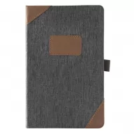 Imagen de libretas promocionales con diseño bicolor en portada blanca y bloque verde, acompañadas de versiones en azul, rojo y negro con separador de listón para grabado de logotipos.