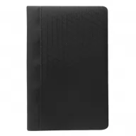 Toma fotográfica de libretas promocionales con cubierta rígida en color negro, broche magnético lateral con placa metálica cuadrada y sujetador para bolígrafo ideal para grabado de marca.