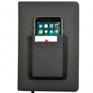 Toma fotográfica de libretas promocionales con cubierta negra en acabado mate, grabado geométrico de triángulos en relieve en la parte superior y lomo liso ideal para impresión corporativa.