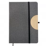 Toma fotográfica de libretas promocionales con textura de corcho sintético en color gris, elástico de cierre negro y listón separador para grabado corporativo.