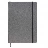 Toma fotográfica de libretas promocionales con textura de corcho sintético en color gris, elástico de cierre negro y listón separador para grabado corporativo.