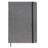 Toma fotográfica de libretas promocionales con textura de corcho sintético en color gris, elástico de cierre negro y listón separador para grabado corporativo.