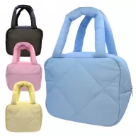 Toma fotográfica de lonchera conors promocional, ideal para personalización de marca.