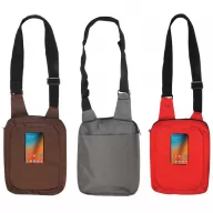 Toma fotográfica de crossbody spitz promocional, ideal para personalización de marca.