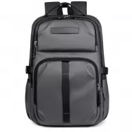 Toma fotográfica de backpacks promocionales ejecutivas en color gris de frente con múltiples compartimentos, cierres reforzados y cinta frontal decorativa para personalización de marcas.