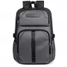 Toma fotográfica de backpacks promocionales ejecutivas en color gris de frente con múltiples compartimentos, cierres reforzados y cinta frontal decorativa para personalización de marcas.