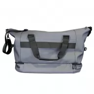 Toma visual de maletas backpacks deportivas en color beige o gris claro con asas de mano negras en contraste, diseño tipo duffel bag de amplia capacidad e ideales para personalización de marcas.