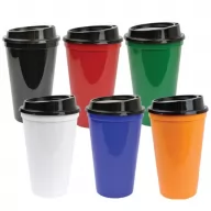 Toma fotográfica de vaso latte promocional, ideal para personalización de marca.