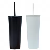 Toma fotográfica de vaso trébol promocional, ideal para personalización de marca.