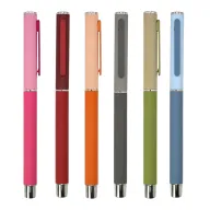 Colección de bolígrafos de colores con acabado mate y acentos metálicos, ideal para bolígrafos promocionales personalizados