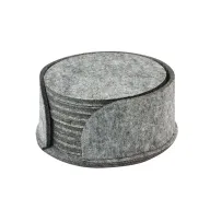 Set de posavasos redondos de fieltro gris apilados en su soporte circular, ideal como material promocional ecológico y corporativo