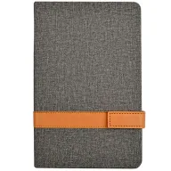 Toma fotográfica de libretas promocionales con acabado textil gris, banda horizontal en curpiel color café con broche magnético lateral para grabado de marca corporativa.