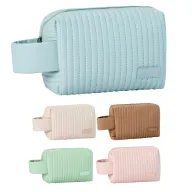 Toma fotográfica de cosmetiquera cumbal promocional, ideal para personalización de marca.