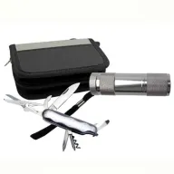 Set compacto de navaja multiusos metálica y linterna de mano en estuche protector, indispensable entre los utensilios para acampar al aire libre