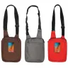 Toma fotográfica de crossbody spitz promocional, ideal para personalización de marca.
