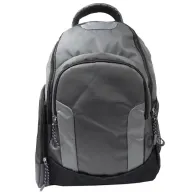 Toma visual de backpacks promocionales ejecutivas en color gris y negro con asa acolchada, bolsas laterales de red y compartimentos frontales para personalización de marcas.