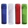Toma fotográfica de pastillero cilíndrico promocional, ideal para personalización de marca.