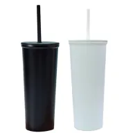 Toma fotográfica de vaso trébol promocional, ideal para personalización de marca.