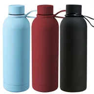 Toma fotográfica de termo bonetero promocional, ideal para personalización de marca.