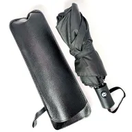 Paraguas plegable negro de bolsillo junto a su estuche protector de simipiel, indispensable dentro de los utensilios para acampar y viajes