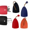 Colección de fundas de piel guardallaves en diversos colores con cordón ajustable, ideales para llaveros promocionales ejecutivos y del sector automotriz